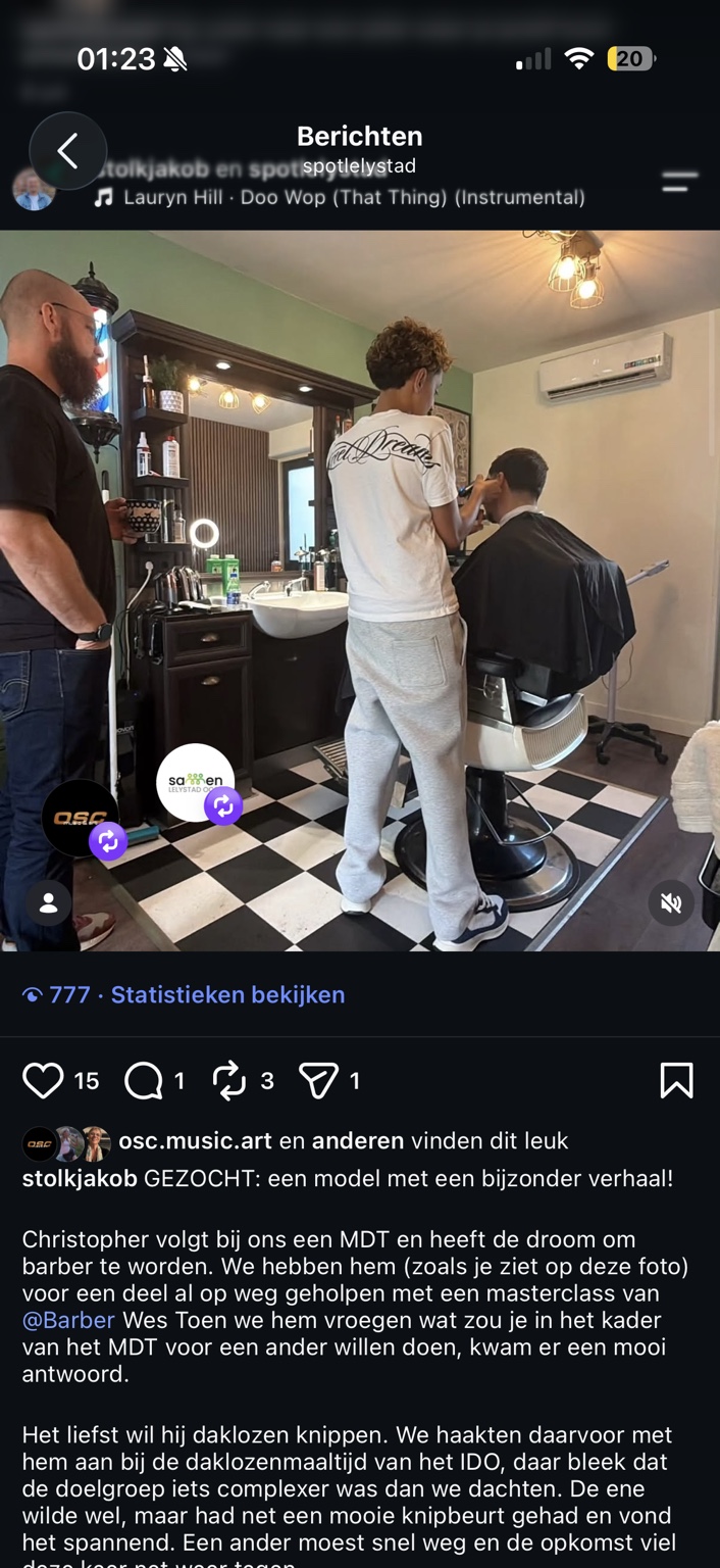 Christopher oefent het knippen tijdens een masterclass