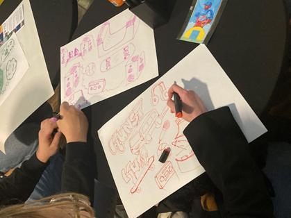 Een maker tekent een eigen ontwerp aan tafel