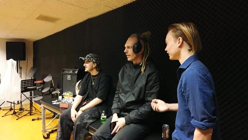 Jongeren samen in de studio