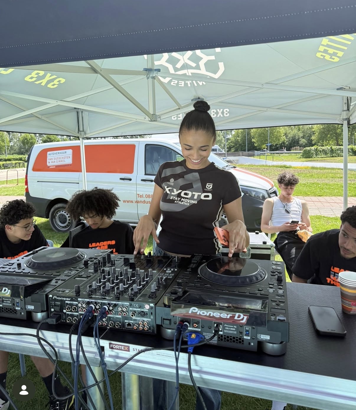 Rahima bij DJ-apparatuur tijdens een activiteit met jongeren