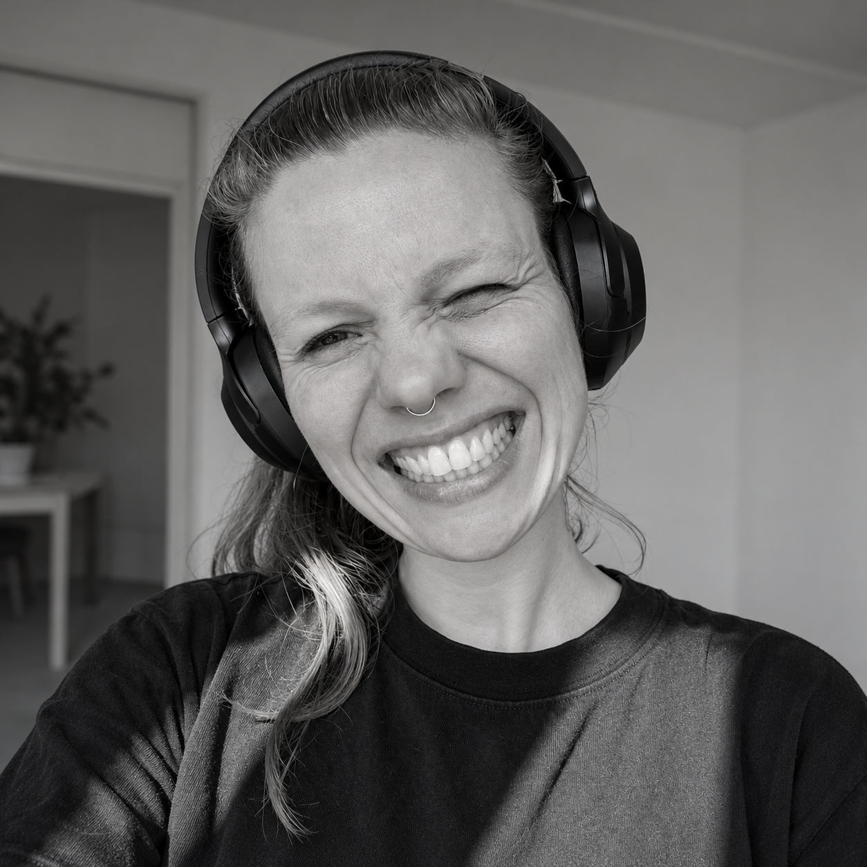 Valentina de Fost met koptelefoon